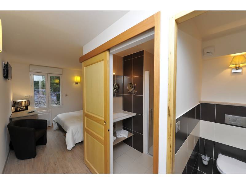Logis Hotel Restaurant Les 2 Rives - A75, En Bordure De Riviere Banassac Dış mekan fotoğraf
