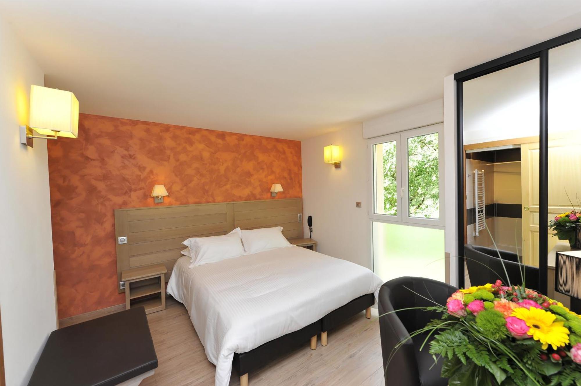 Logis Hotel Restaurant Les 2 Rives - A75, En Bordure De Riviere Banassac Dış mekan fotoğraf