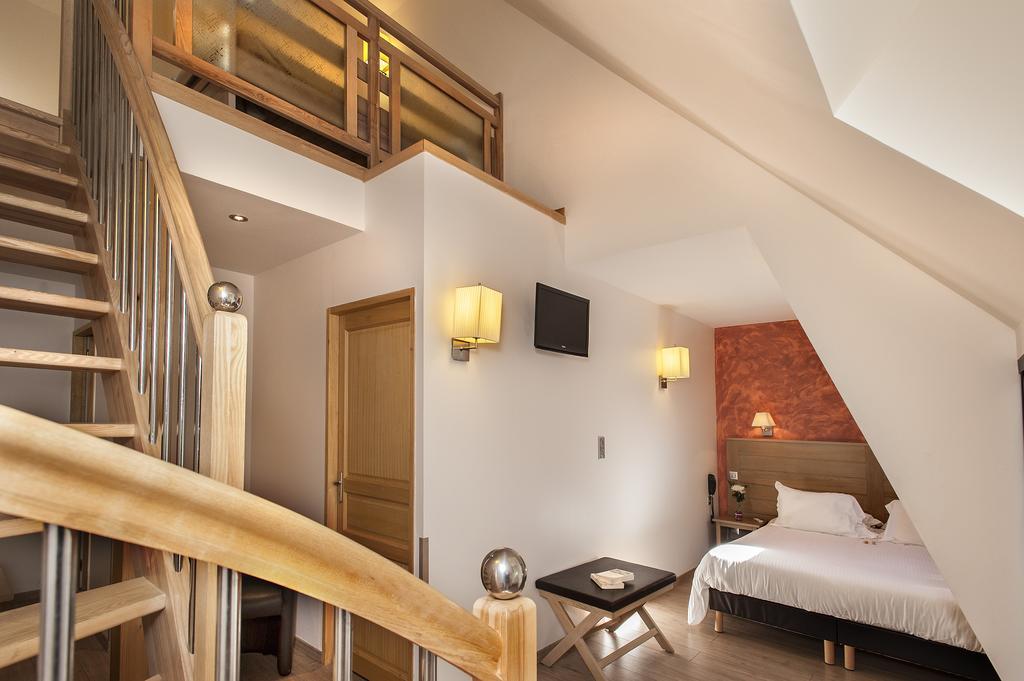 Logis Hotel Restaurant Les 2 Rives - A75, En Bordure De Riviere Banassac Dış mekan fotoğraf
